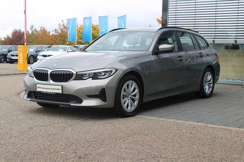 Grau Gebraucht 2021 BMW 320e Advantage Limousine | 28.740 € (Fairer Preis) - Bild 1/4