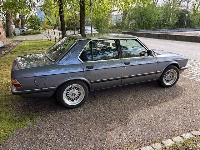 Second-hand BMW 528 Basis 197 CP (144 kW) 1982 Albastru Berlinǎ
