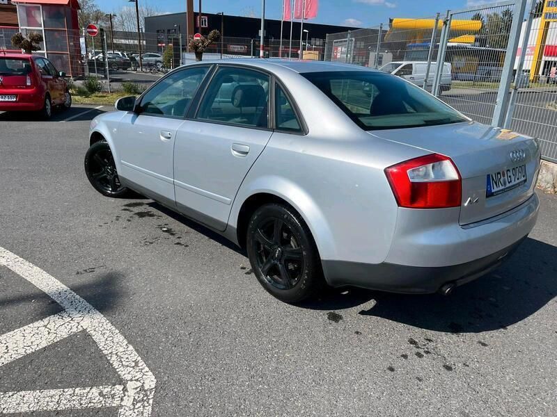 Grau Gebraucht 2001 Audi A4 Limousine | 1.600 € (Guter Preis) - Bild 1/4