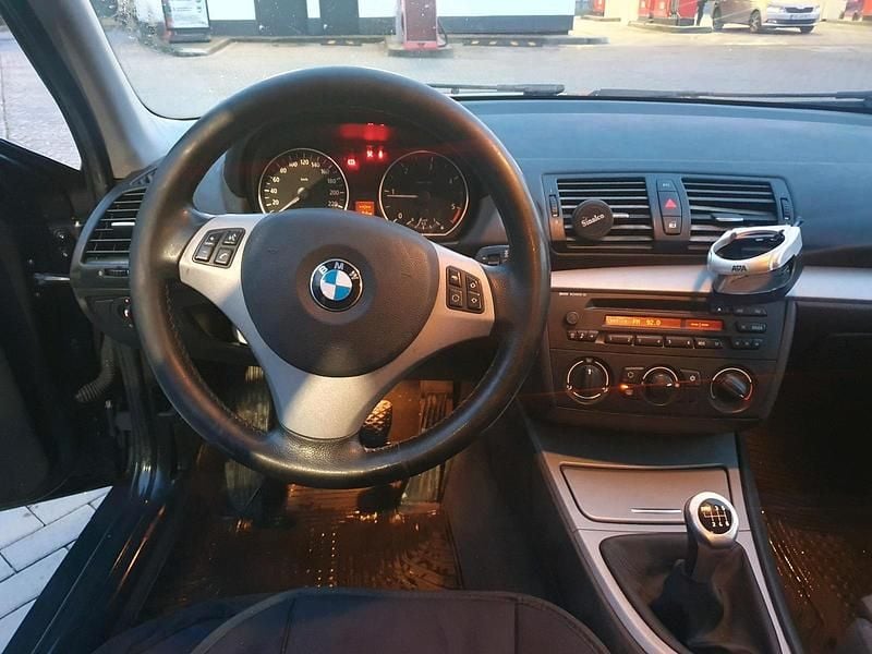 Grau Gebraucht 2005 BMW 118 Kleinwagen | 1.250 € (Superpreis) - Bild 1/4
