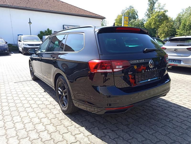 Gebraucht VW Passat R-line 150 PS (110 kW) 2023 Deep black perleffekt Kombi