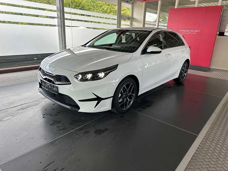 Neu Kia Ceed Style 140 PS (102 kW) 2025 Weiß Kleinwagen