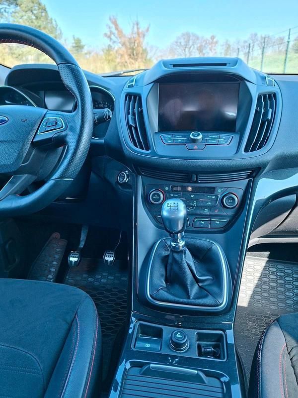 Gebraucht Ford Kuga ST-Line 179 PS (131 kW) 2019 Rot SUV