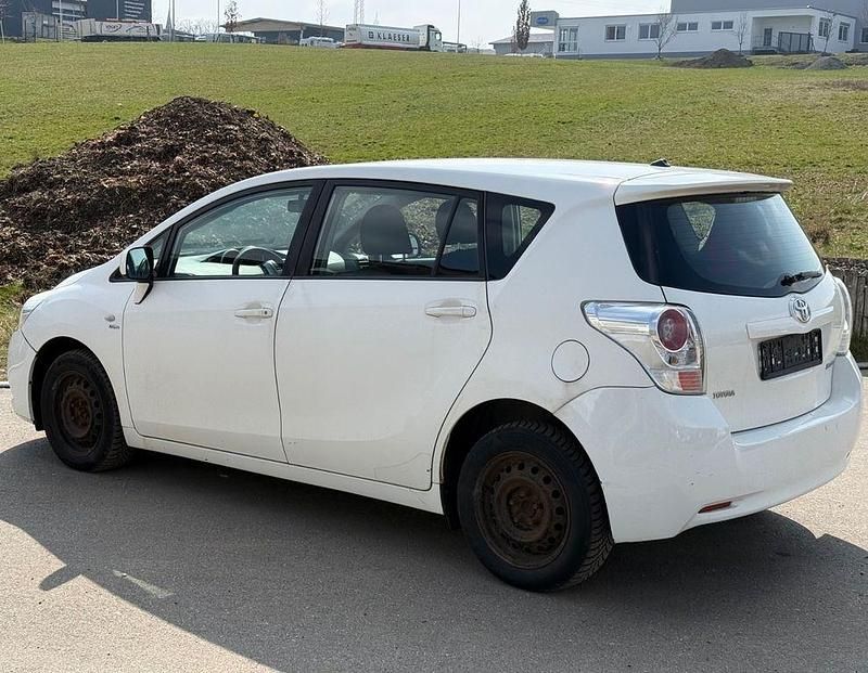 Gebraucht Toyota Verso 126 PS (92 kW) 2011 Weiß Van / Kleinbus