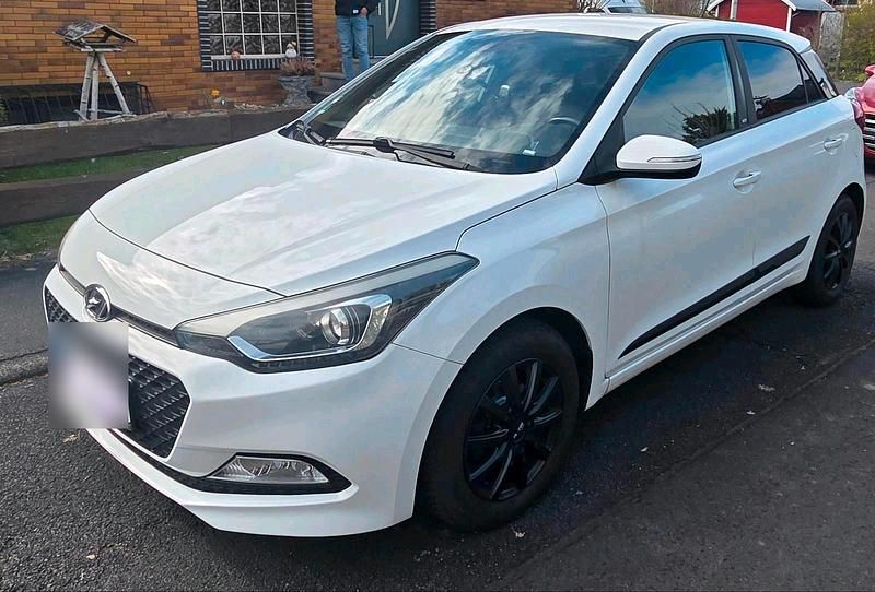 Gebraucht Hyundai i20 84 PS (61 kW) 2017 Weiß Kleinwagen