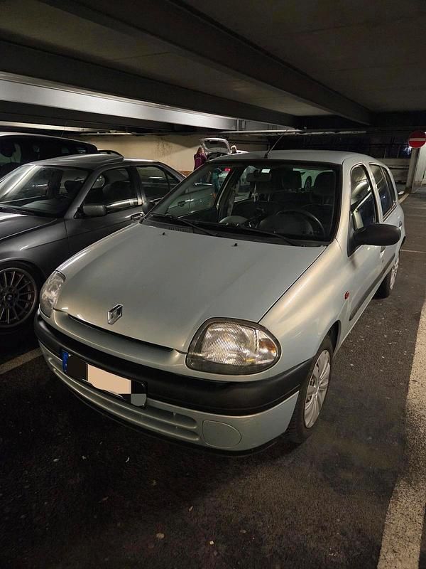 Grau Gebraucht 2001 Renault Clio II Kleinwagen | 2.000 € (Fairer Preis) - Bild 1/4