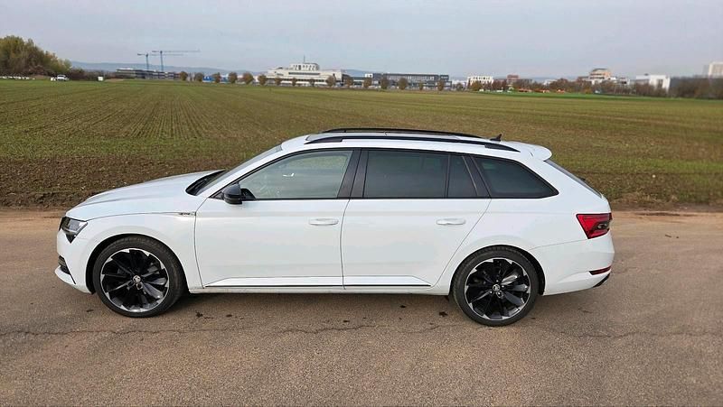 Weiß Gebraucht 2020 Skoda Superb SportLine Kombi | 22.900 € (Teuer) - Bild 1/4