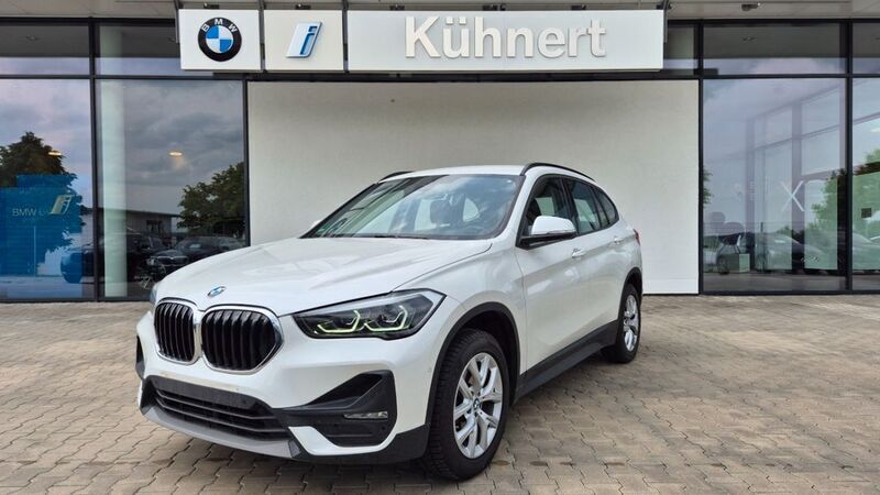 Mineralweiss metallic Gebraucht 2021 BMW X1 Sport Line SUV | 26.585 € (Fairer Preis) - Bild 1/4