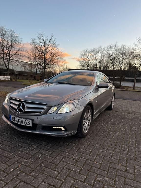 Grau Gebraucht 2010 Mercedes E350 Coupé | 11.500 € (Guter Preis) - Bild 1/4
