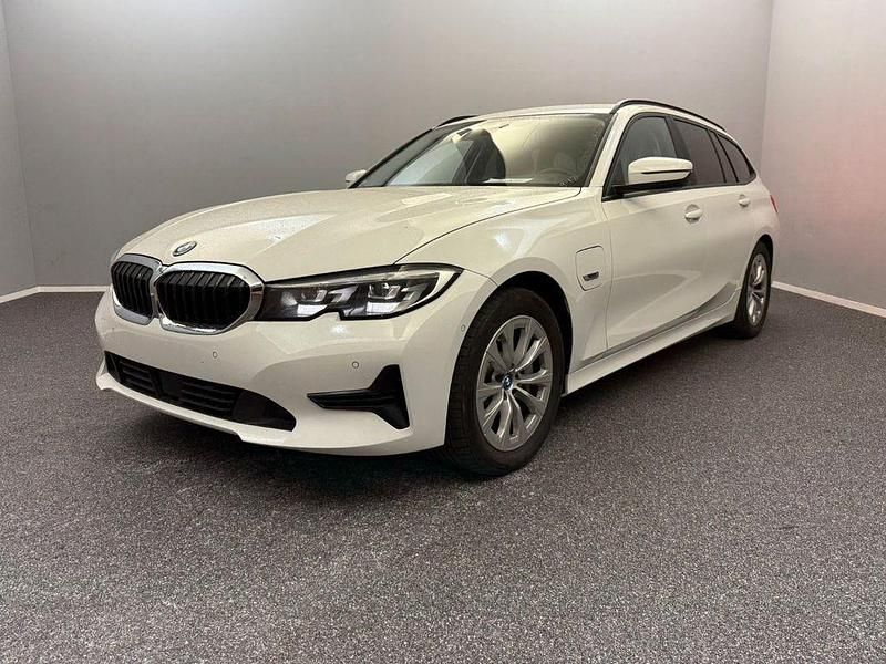 Weiß Gebraucht 2022 BMW 330e Advantage Limousine | 21.799 € (Fairer Preis) - Bild 1/4