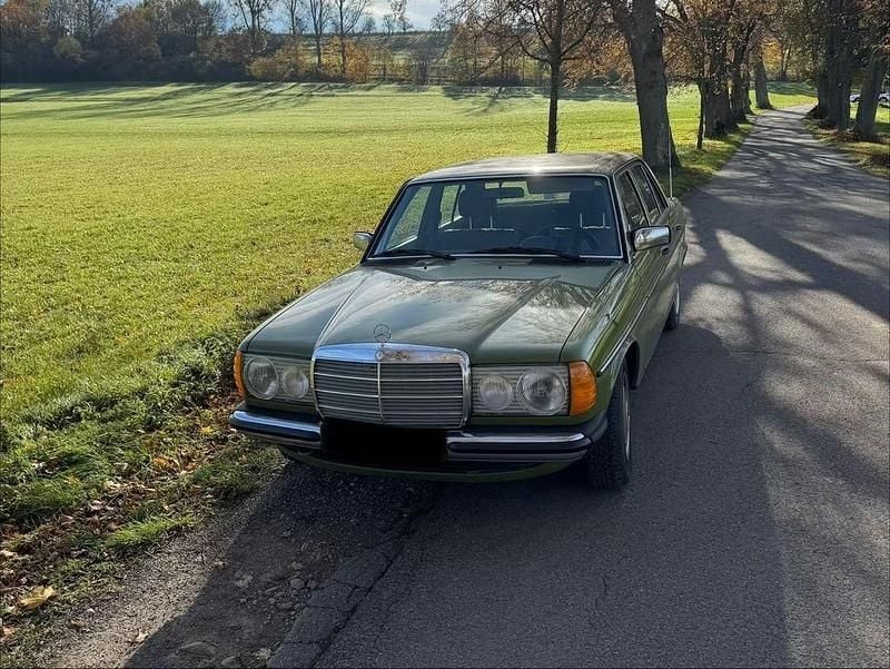 Gebraucht Mercedes 200 109 PS (80 kW) 1982 Grün Limousine