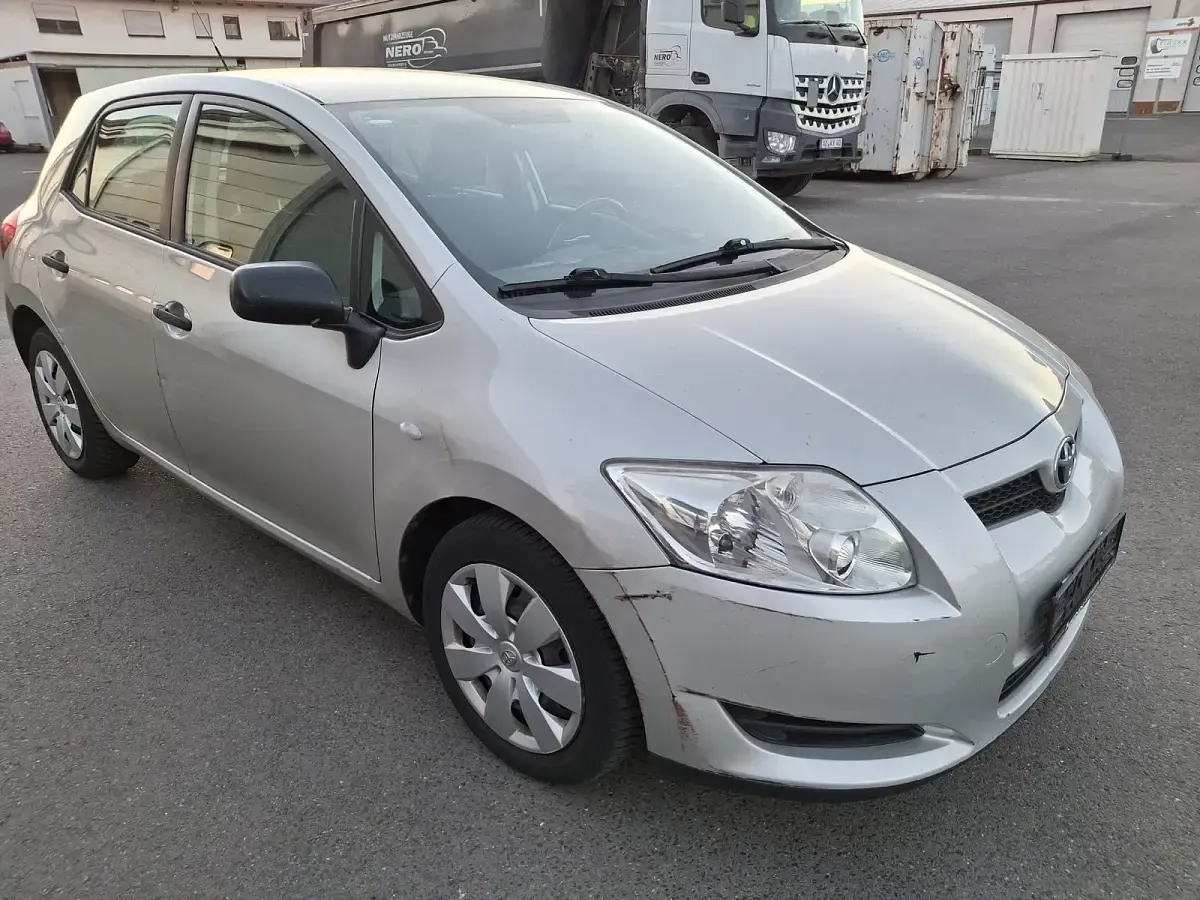 Gebraucht Toyota Auris 100 PS (73 kW) 2009 Silber Kleinwagen