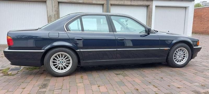 Second-hand BMW 740L 286 CP (210 kW) 1996 Albastru Berlinǎ