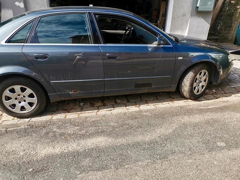 Grau Gebraucht 2001 Audi A4 Limousine | 850 € (Superpreis) - Bild 1/4