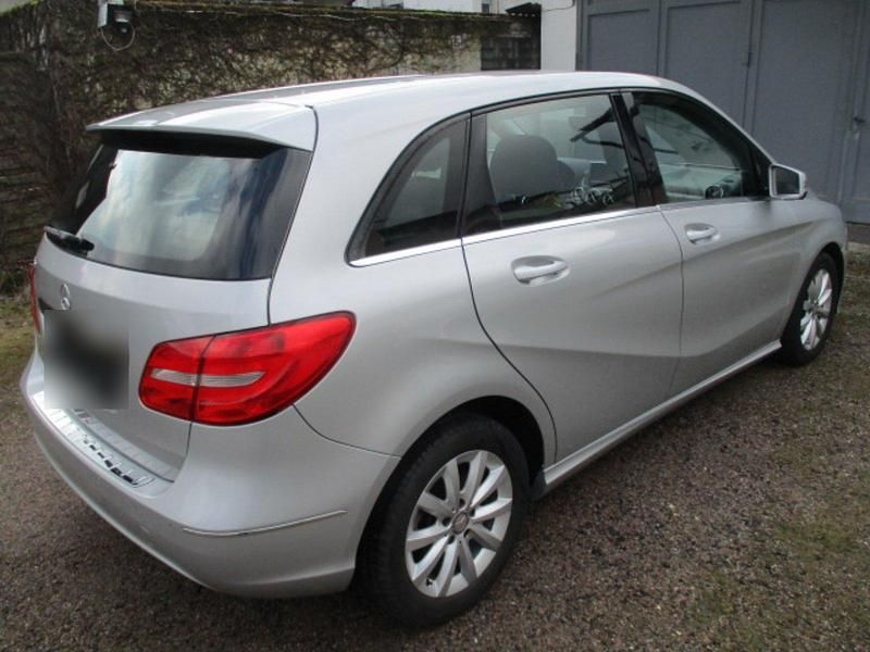 Gebraucht Mercedes B180 122 PS (89 kW) 2013 Silber Van / Kleinbus