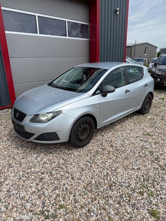 Grau Gebraucht 2010 Seat Ibiza Reference Limousine | 4.490 € (Fairer Preis) - Bild 1/4