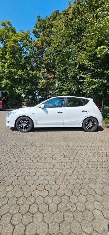 Gebraucht Hyundai i30 Edition+ 109 PS (80 kW) 2011 Weiß Kombi