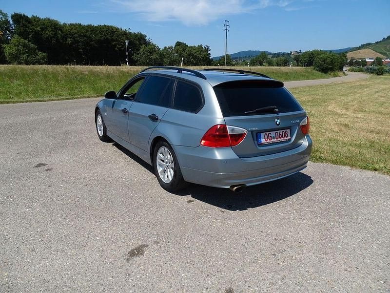 Gebraucht BMW 320 150 PS (110 kW) 2006 Blau Kombi