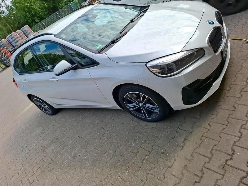 Weiß Gebraucht 2020 BMW 225 Active Tourer iPerformance Van / Kleinbus | 14.900 € (Guter Preis) - Bild 1/4
