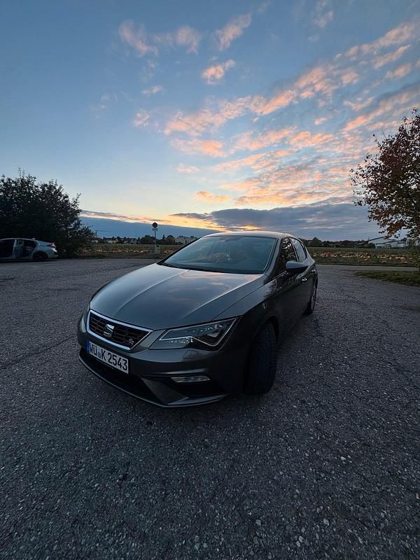 Grau Gebraucht 2017 Seat Leon Limousine | 11.400 € (Etwas zu teuer) - Bild 1/4