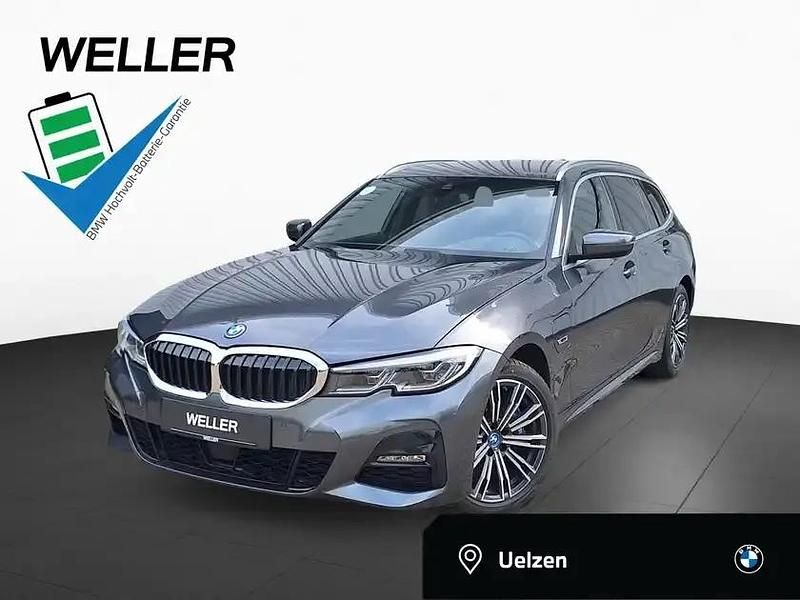 Mineralgrau (grau) Gebraucht 2022 BMW 330e Shadowline Kombi | 27.490 € (Guter Preis) - Bild 1/4