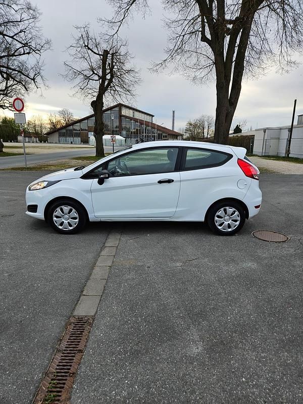 Gebraucht Ford Fiesta 60 PS (44 kW) 2014 Weiß Kleinwagen