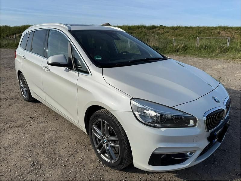 Weiß Gebraucht 2016 BMW 220 Gran Tourer Luxury Line Van / Kleinbus | 18.000 € (Fairer Preis) - Bild 1/4