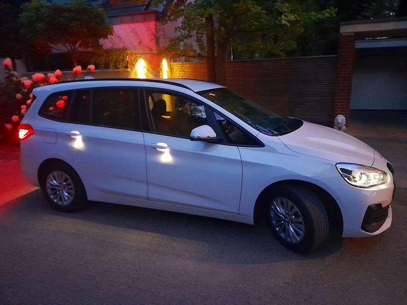 Weiß Gebraucht 2019 BMW 218 Advantage Van / Kleinbus | 19.900 € (Etwas zu teuer) - Bild 1/4