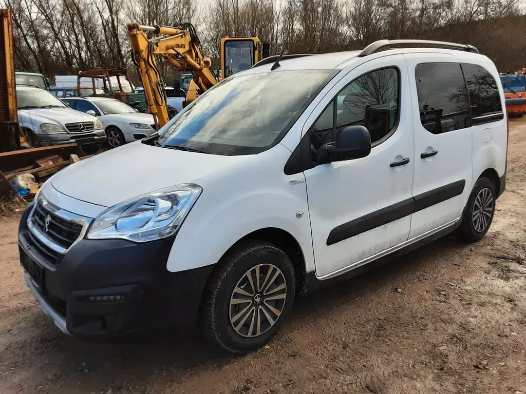 Gebraucht Peugeot Partner Tepee 120 PS (88 kW) 2017 Weiß Van / Kleinbus