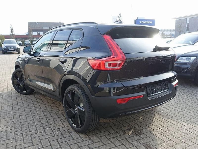 Neu Volvo XC40 Plus 163 PS (119 kW) 2025 Schwarz SUV
