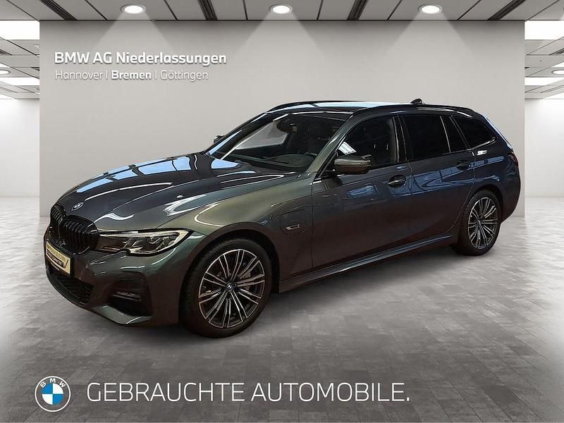 Grau Gebraucht 2022 BMW 330e M Sport Kombi | 31.912 € (Teuer) - Bild 1/4