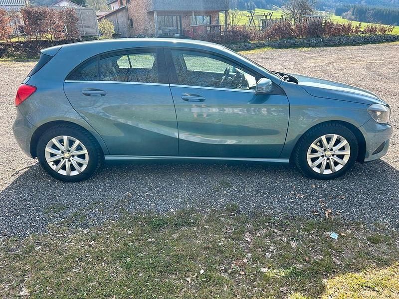 Gebraucht Mercedes A200 136 PS (100 kW) 2013 Blau Limousine