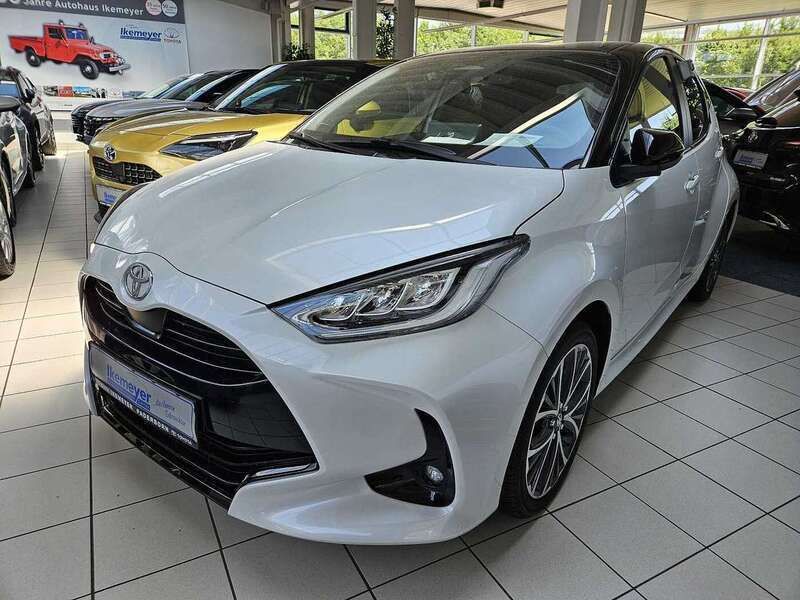 Platinumweiß perleffekt Neu 2024 Toyota Yaris Hybrid Plus Kleinwagen | 26.990 € (Guter Preis) - Bild 1/4