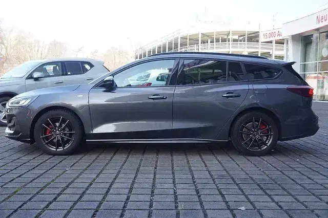 Używany Ford Focus ST-Line 155 KM (114 kW) 2023 Szary Sedan/Limuzyna