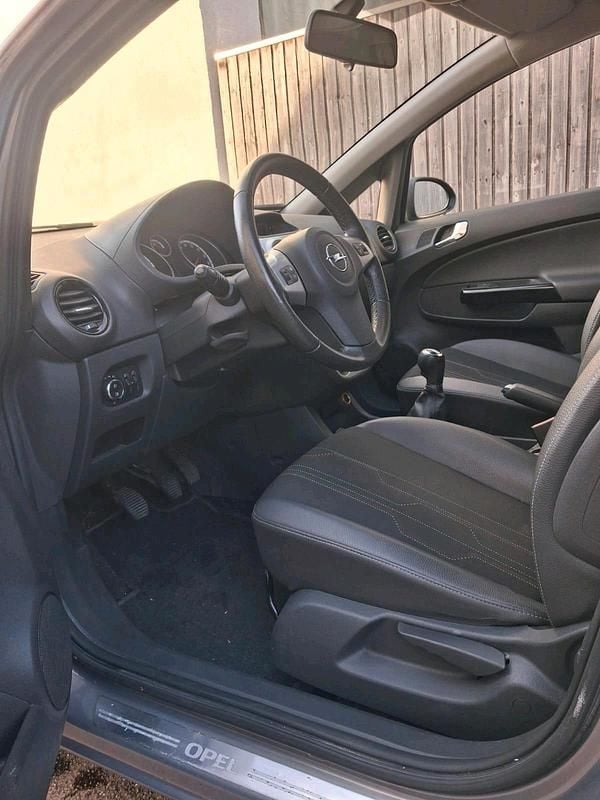 Gebraucht Opel Corsa Edition 85 PS (62 kW) 2012 Silber Kleinwagen