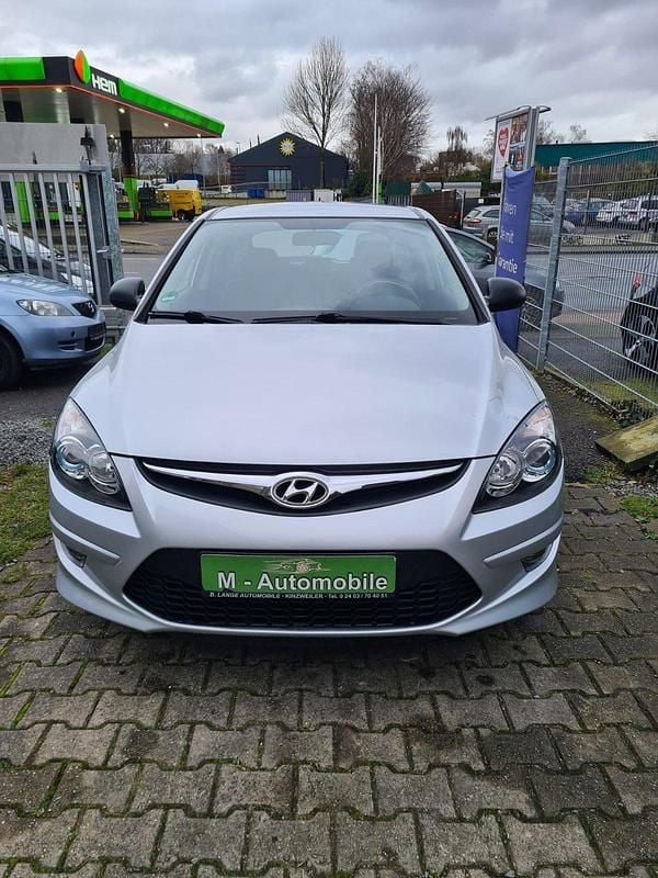 Grau Gebraucht 2011 Hyundai i30 Kombi | 5.750 € (Fairer Preis) - Bild 1/4