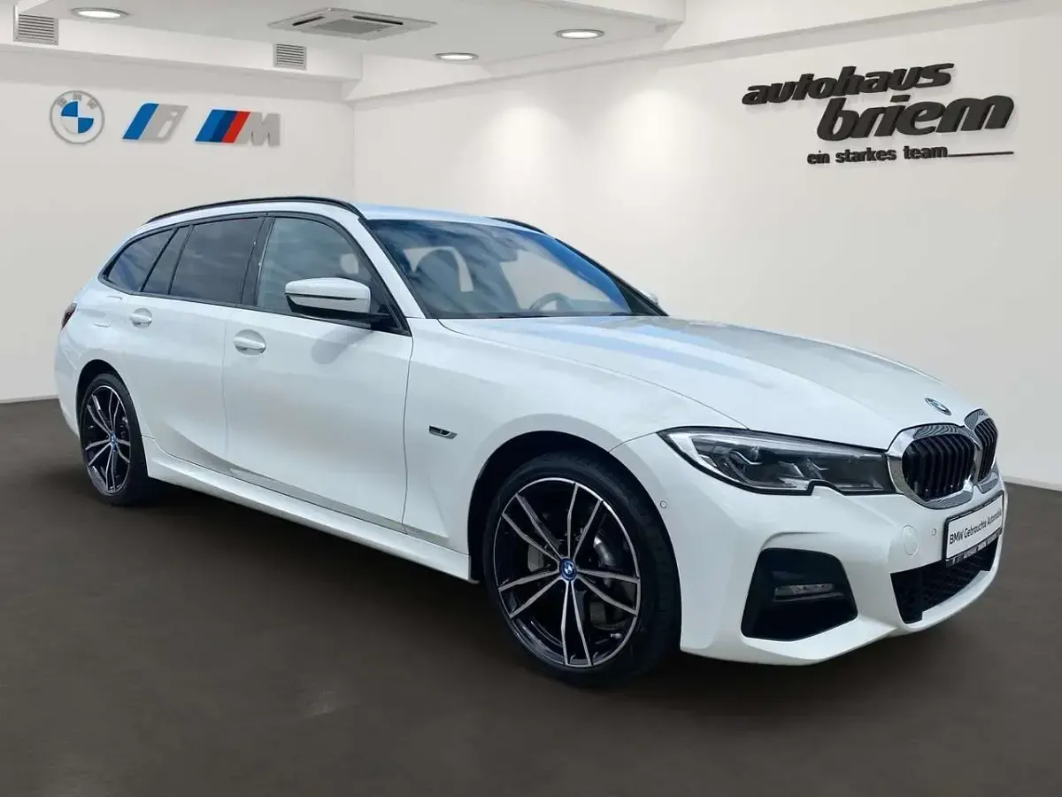 Gebraucht BMW 330e M Sport 292 PS (214 kW) 2022 Alpinweiß uni Kombi