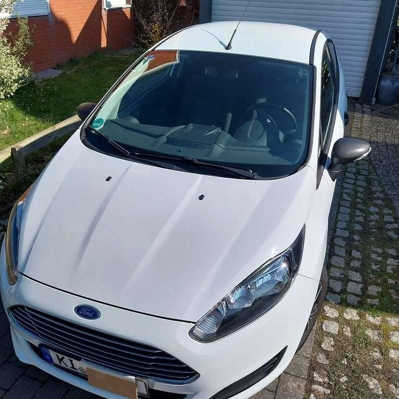 Gebraucht Ford Fiesta Ambiente 60 PS (44 kW) 2015 Weiß Limousine