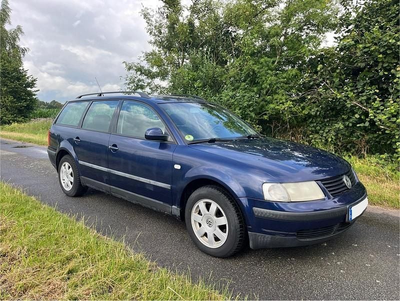 Blau Gebraucht 2000 VW Passat Kombi | 1.300 € (Fairer Preis) - Bild 1/4