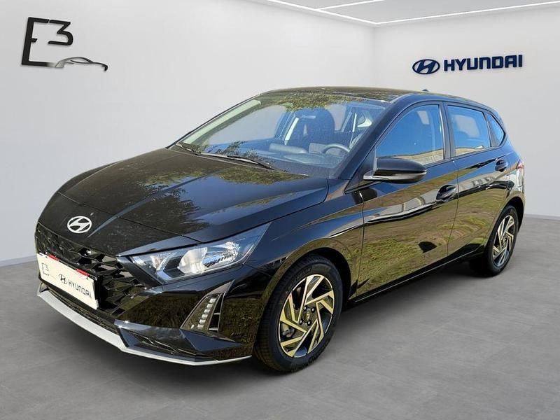 Schwarz Neu 2025 Hyundai i20 Trend Limousine | 24.990 € (Etwas zu teuer) - Bild 1/4