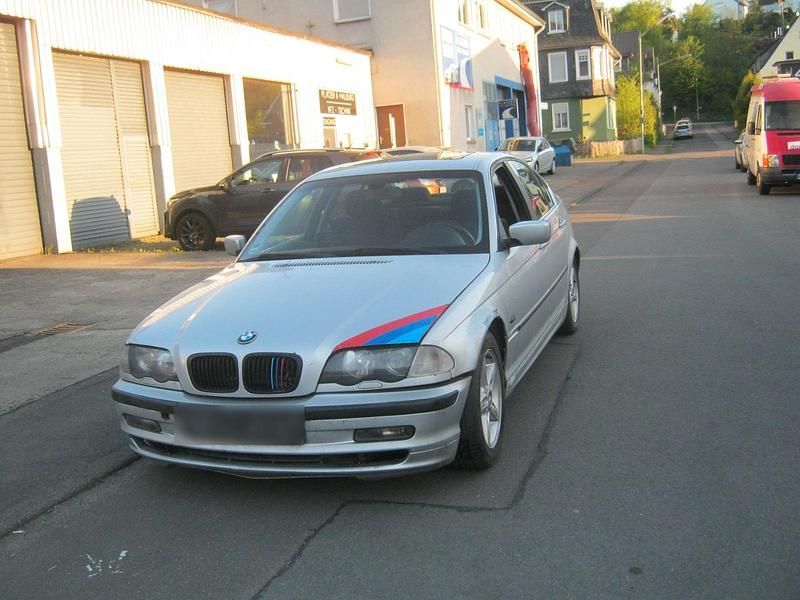 Second-hand BMW 323 2000 Argintiu Berlinǎ
