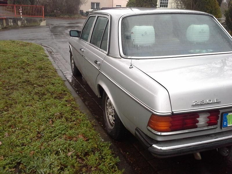 Gebraucht Mercedes E230 136 PS (100 kW) 1982 Silber Limousine