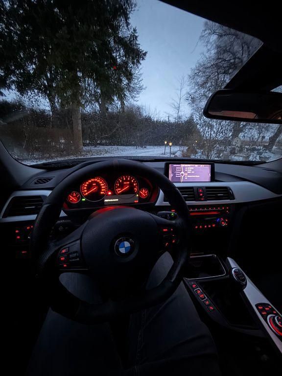 Gebraucht BMW 320 184 PS (135 kW) 2014 Blau Limousine