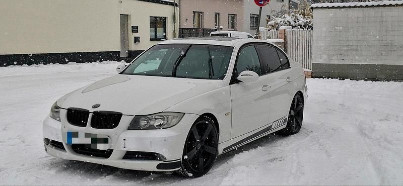 Weiß Gebraucht 2008 BMW 320 Limousine | 1.950 € (Superpreis) - Bild 1/4