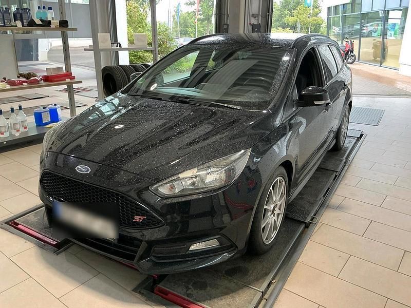 Schwarz Gebraucht 2015 Ford Focus Kombi | 7.995 € (Guter Preis) - Bild 1/4