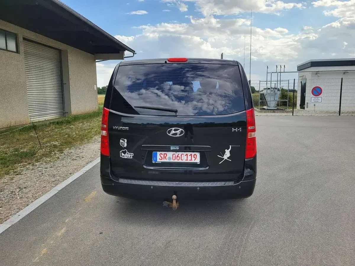 Gebraucht Hyundai H-1 Comfort 136 PS (100 kW) 2014 Timeless black / mic Van / Kleinbus