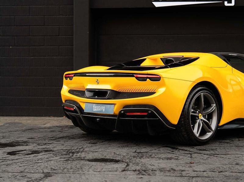 Second-hand Ferrari 296 829 CP (609 kW) 2024 Galben Cabrio