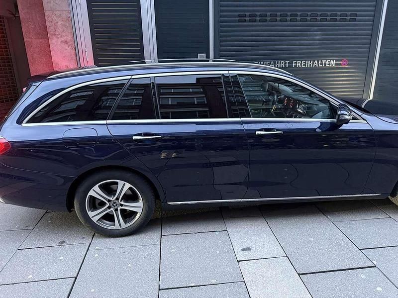 Gebraucht Mercedes E220 194 PS (142 kW) 2018 Blau Kombi