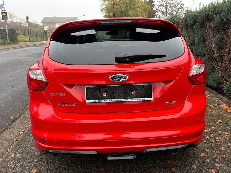 Gebraucht Ford Focus Sport 150 PS (110 kW) 2013 Rot Limousine