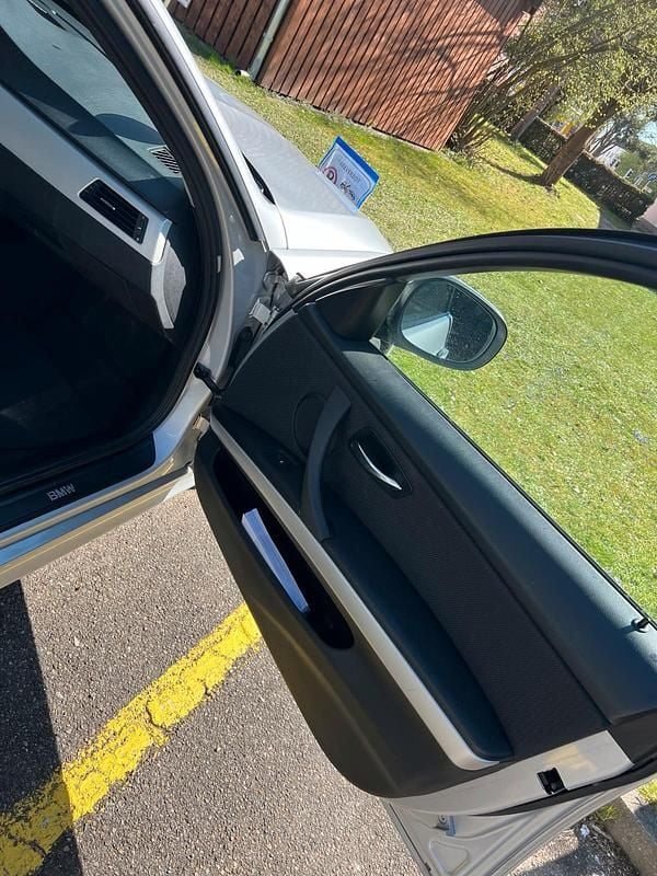 Gebraucht BMW 318 143 PS (105 kW) 2011 Grau Kombi